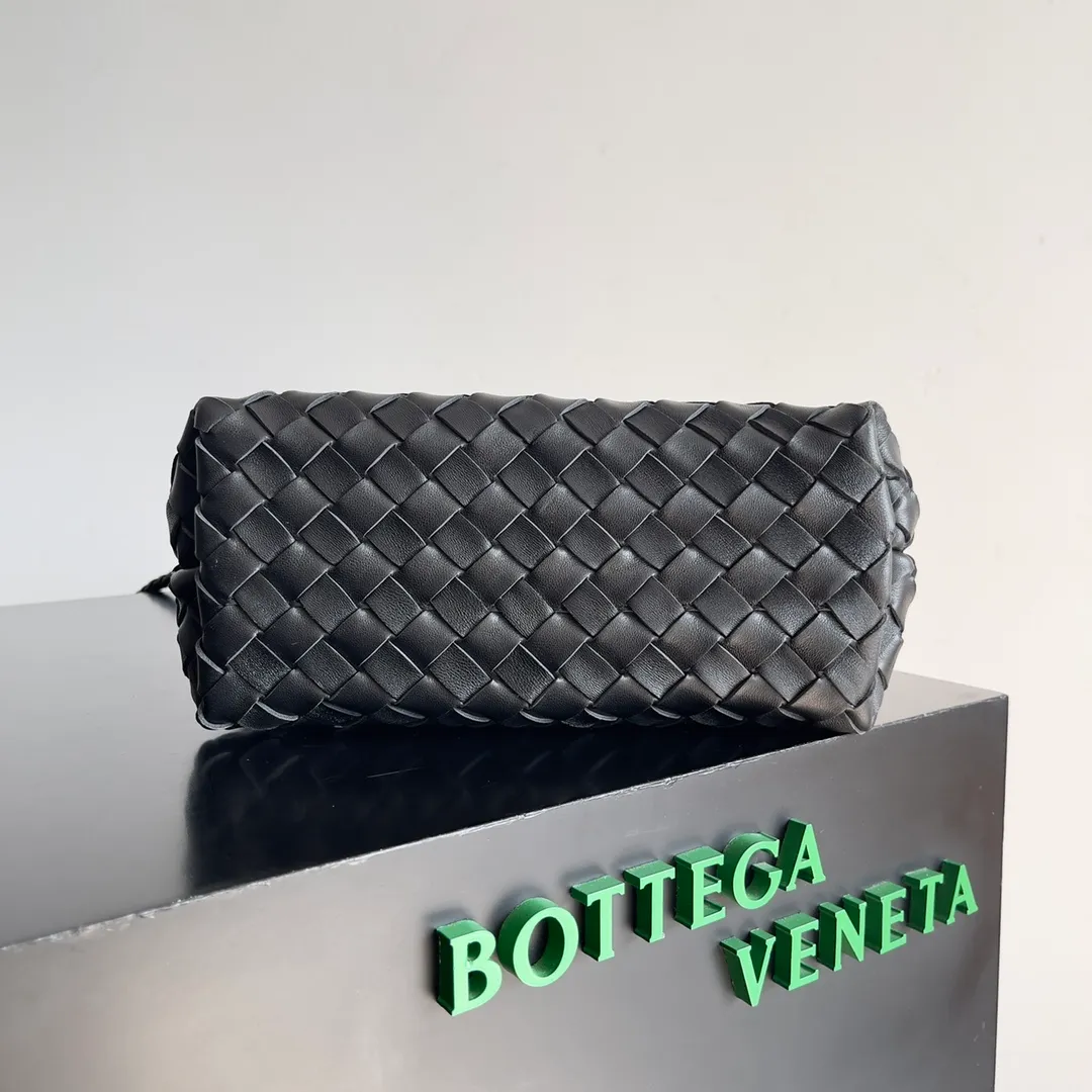 The 2023 new Andiamo batch of 1860 BV has been shipped‼ ️Really popular🔥The new Andiamo woven handbag launched by Bottega Veneta this season is really popular all over the world! ! Celebrities at home and abroad have worn it, and Oscar-winning actress Michelle Yeoh has taken it out on the street. Song Jia, Trai Yara, Yu Feihong, Sanji Ayaka, Rosie Hunting-Whiteley, Yoshioka Riho, etc. have all picked up this bag. It is classic and versatile, showing off its temperament, and the bag capacity is also large, which is very convenient for daily commuting! ! A variety of carrying methods, the shoulder straps can be adjusted by yourself, the original lambskin feels soft and delicate, and the neutral style is made to break gender boundaries and bring a more practical and longer-lasting use experience. Andiamo, which has both elegant and casual styles, perfectly interprets the true appearance of "fashionable old money style". Style number: 743568 Size: 25*22*10.5cm